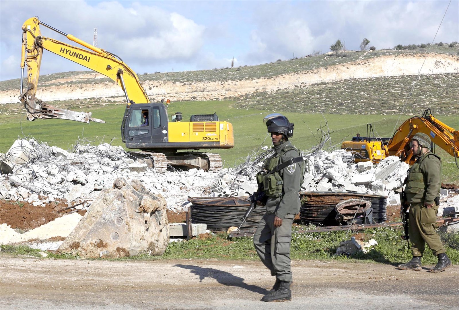 u062cu0646u062fu064au0627u0646 u0625u0633u0631u0627u0626u064au0644u064au0627u0646 u0623u062bu0646u0627u0621 u0647u062fu0645 u0645u0646u0632u0644 u0641u0644u0633u0637u064au0646u064a u062cu0646u0648u0628 u0627u0644u062eu0644u064au0644   ( u0627 u0628)