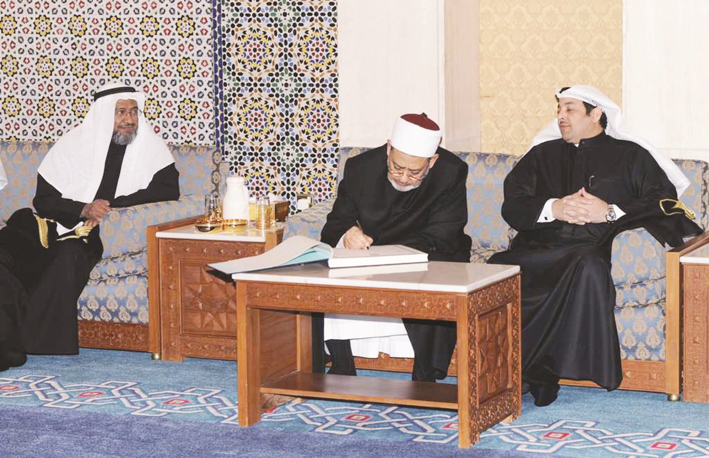 الطيب يسجل كلمة في سجل زيارات المسجد