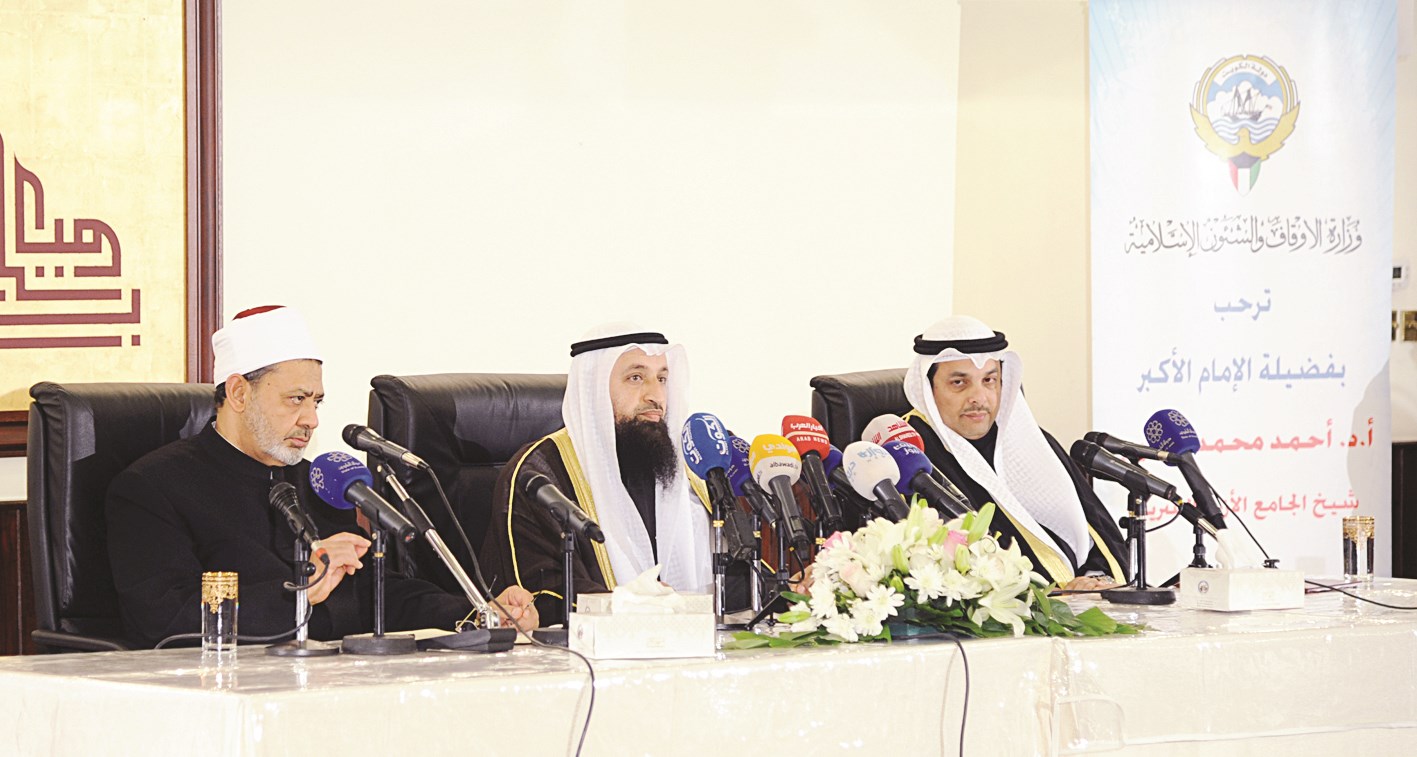 الصانع والطيب في الندوة ويتوسطهما إمام المسجد الكبير الدكتور وليد العلي