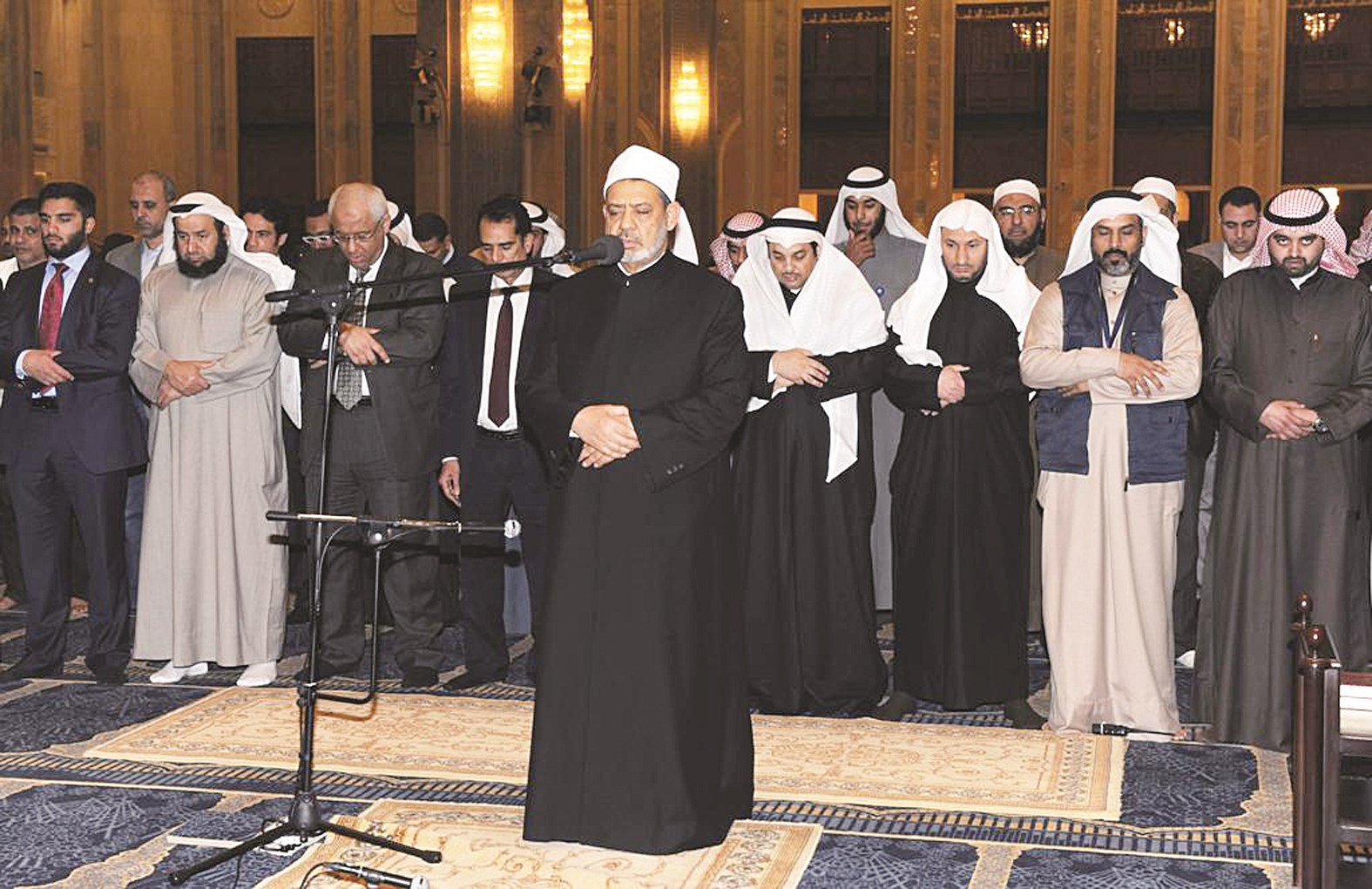 شيخ الأزهر يؤم المصلين