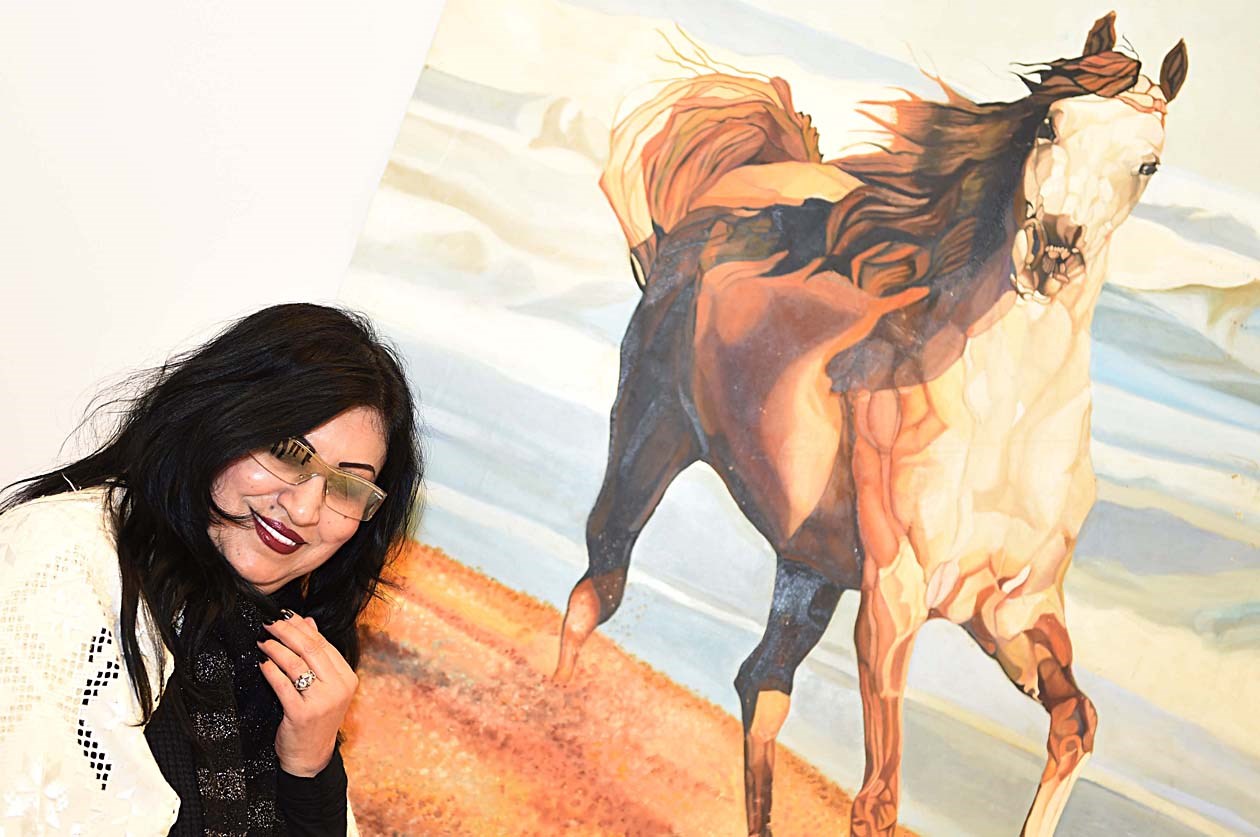 مع لوحة الحصان