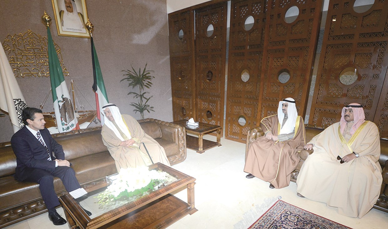 الرئيس المكسيكي والغانم ووزير التجارة يوسف العلي