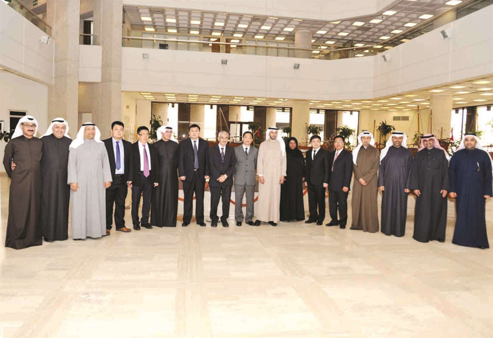 ممثلا المصنعين الصينيين مع قيادات «التقدم العلمي» ومركز صباح الأحمد والمخترعَين