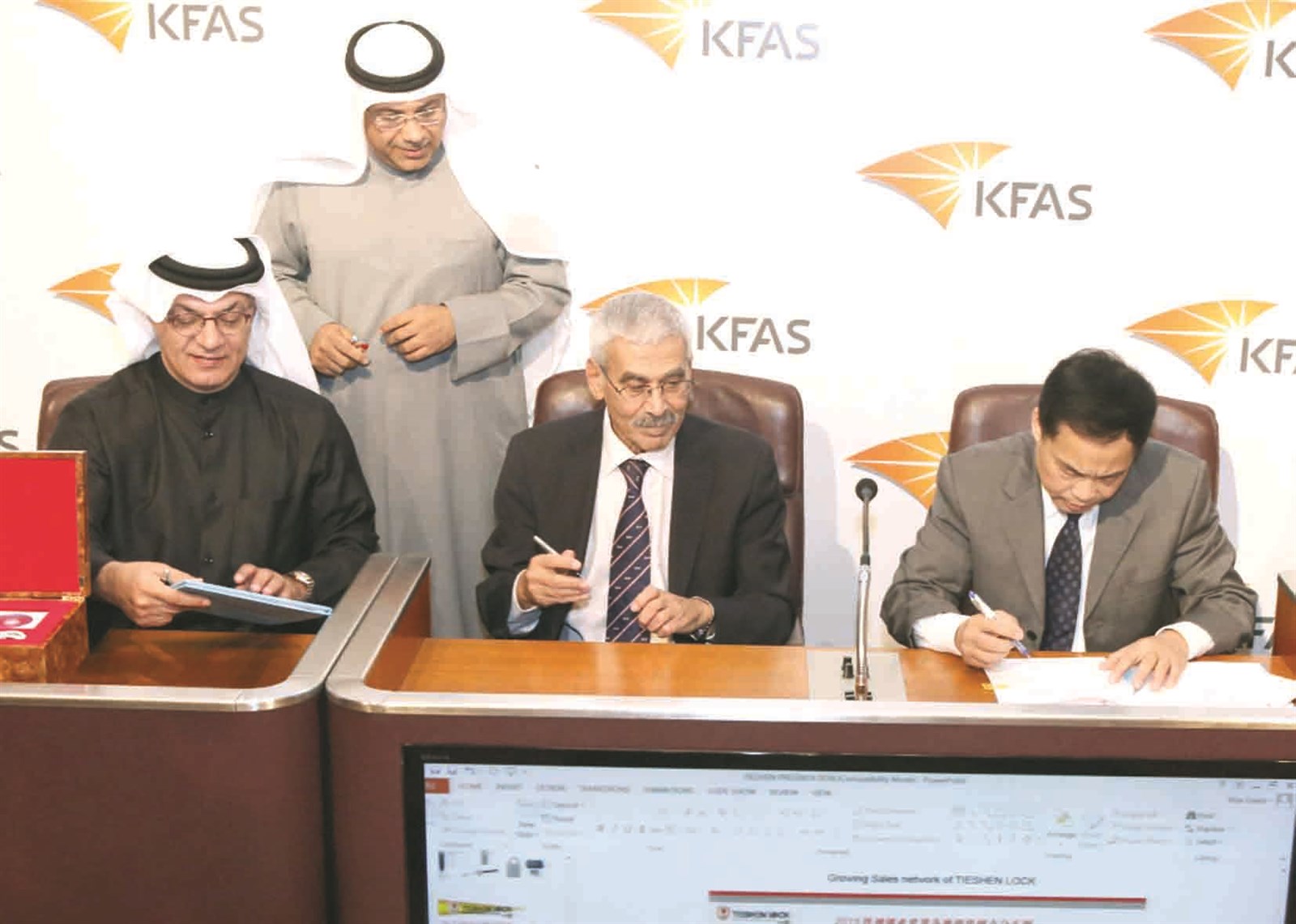 u0627u0644u062cu0627u0646u0628u0627u0646 u0627u0644u0643u0648u064au062au064a u0648u0627u0644u0635u064au0646u064a u064au0648u0642u0639u0627u0646 u0627u0644u0639u0642u062f  (u062au0635u0648u064au0631 u0633u0639u062f u0647u0646u062fu0627u0648u064a)