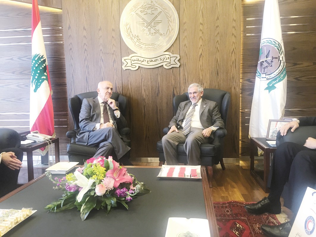 وزير الدفاع اللبناني خلال اجتماعه مع الساير