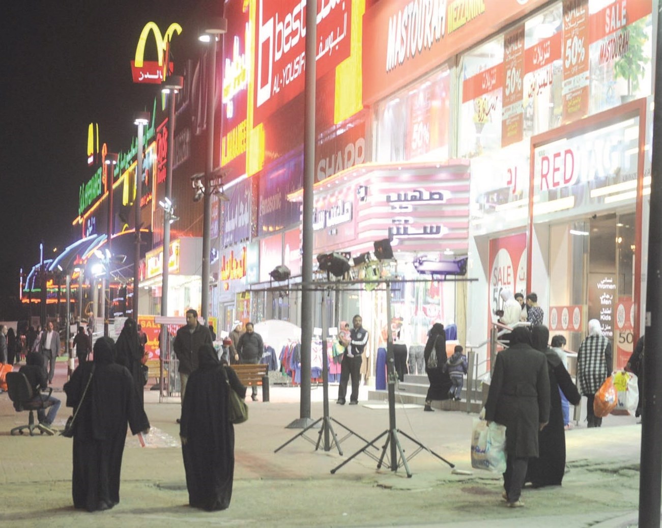 أسواق الكاجوال تسحب بساط الزبائن من نظيرتها الشعبية