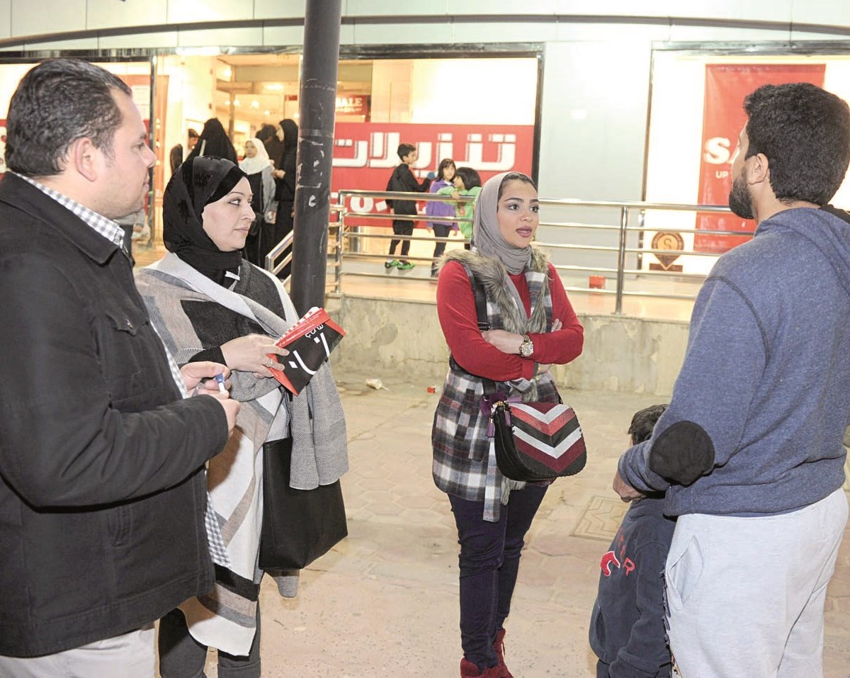 دانا البحراني ومنى دشتي تتحدثان للزميلين باسم عبدالرحمن وغانم السليماني