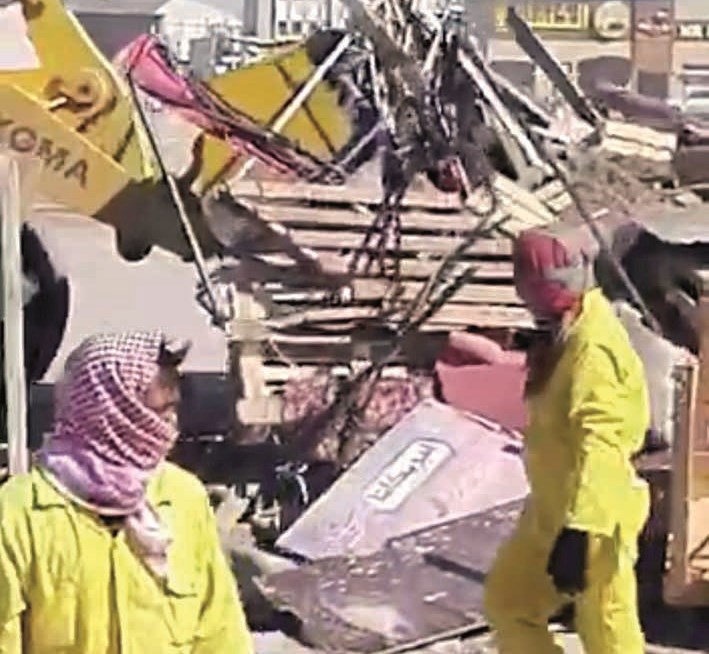 جانب من الحملة التي شنتها إدارة النظافة