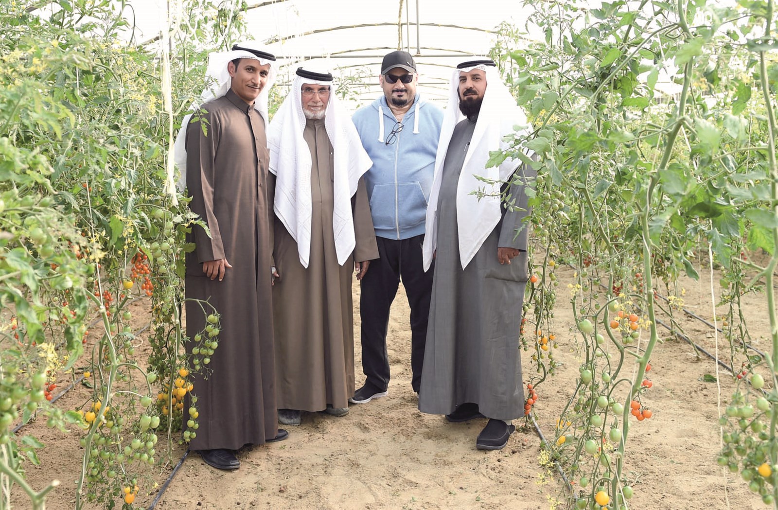 الكريباني الأب والابن وحمود العازمي مع الزميل ناصر الفرحان
