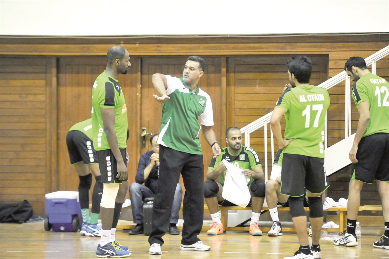 u0645u062fu0631u0628 u0627u0644u0639u0631u0628u064a u0623u062du0645u062f u0639u0628u062fu0627u0644u0631u0632u0627u0642 u064au0648u062cu0647 u0644u0627u0639u0628u064au0647 u0641u064a u0644u0642u0627u0621 u0633u0627u0628u0642