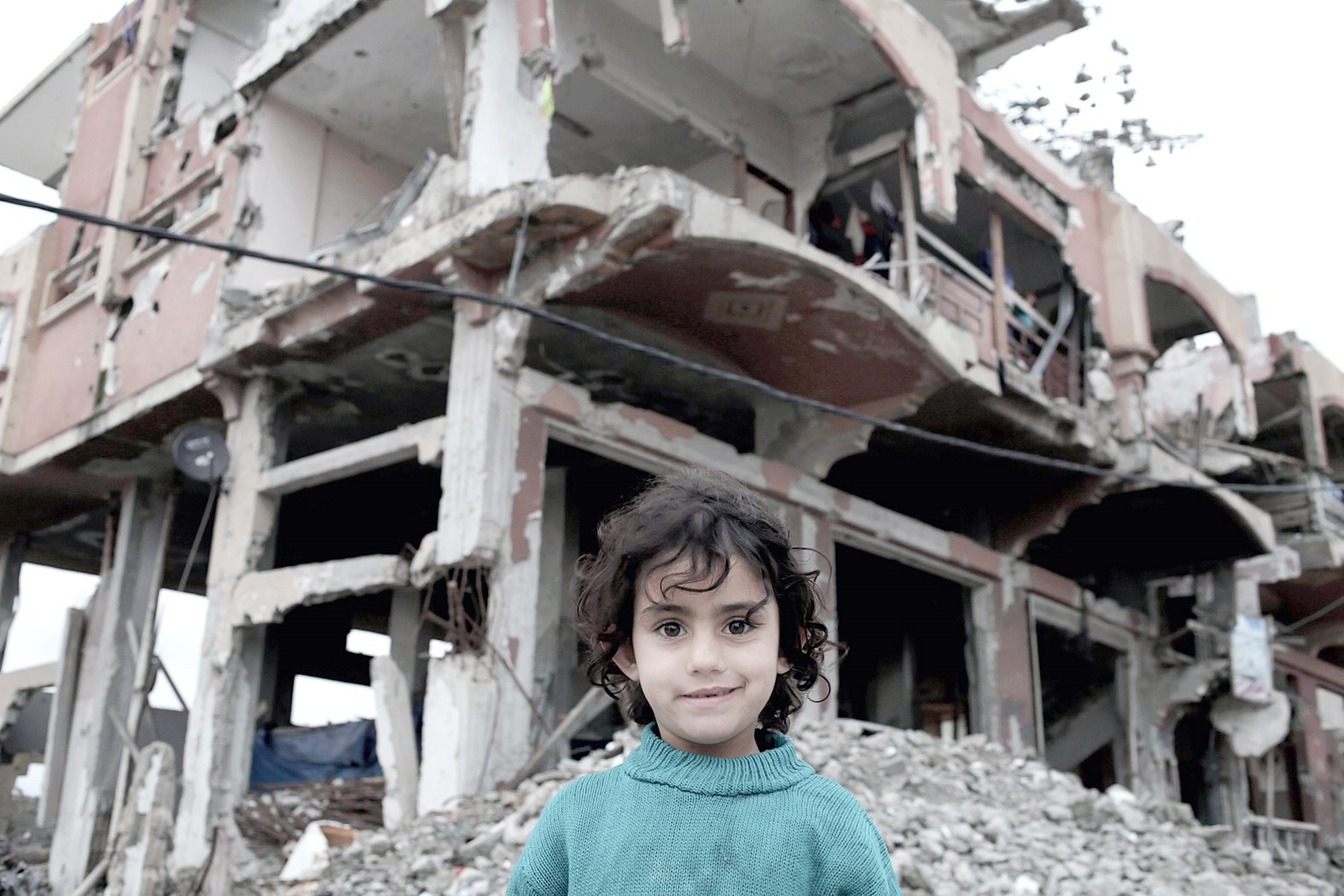 u0637u0641u0644 u064au0642u0641 u0623u0645u0627u0645 u0628u0646u0627u064au0629 u0645u062fu0645u0651u0631u0629 u0641u064a u0628u064au062a u062du0627u0646u0648u0646 u0628u0642u0637u0627u0639 u063au0632u0629 b( u0627 u0628)