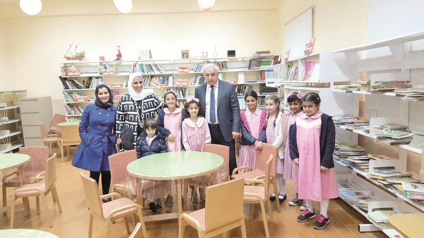 العيسى متوسطاً مجموعة من الطالبات خلال جولة في إحدى المدارس