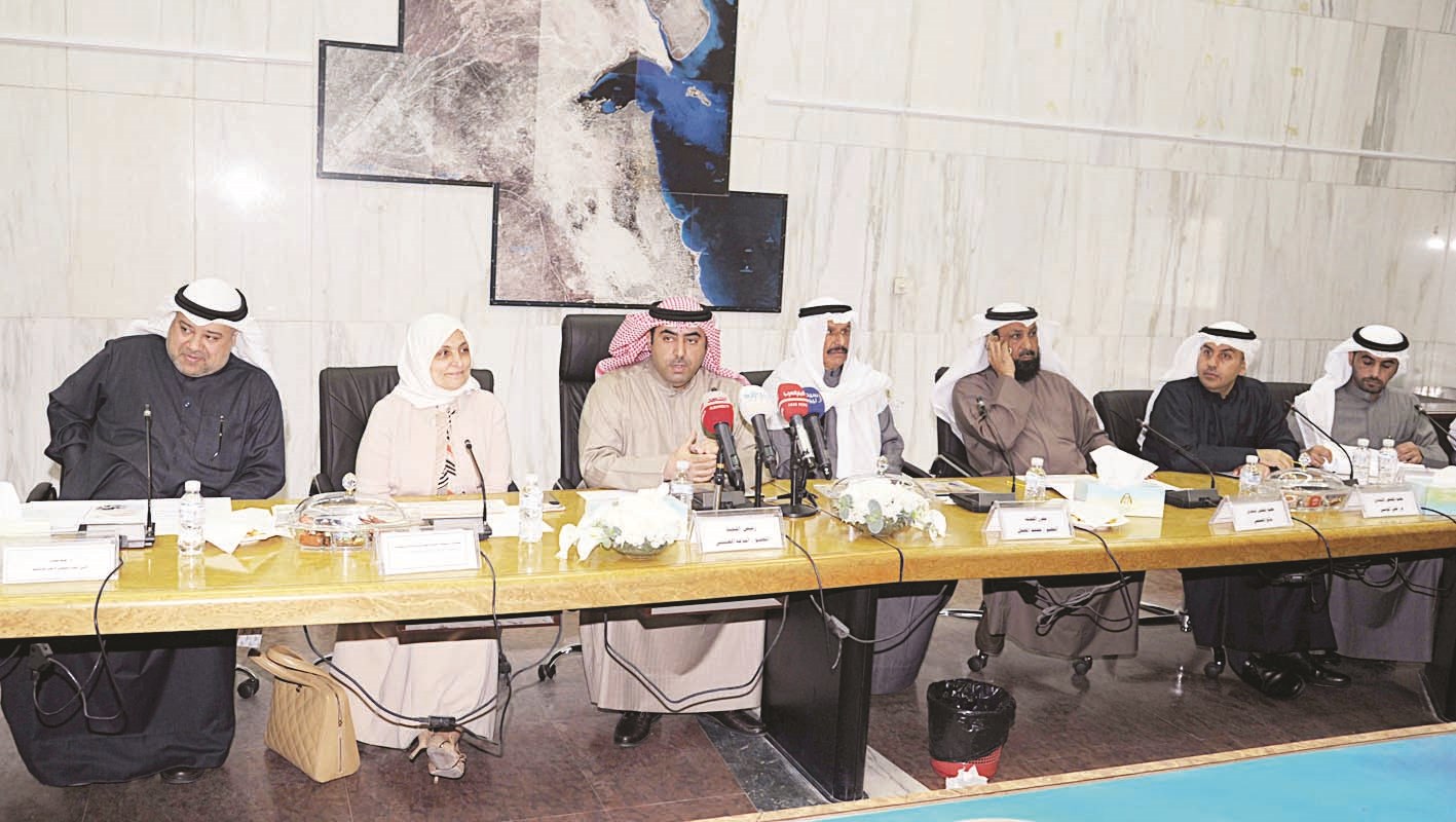 ... وتتوسط المشاركين  (تصوير طارق عزالدين)