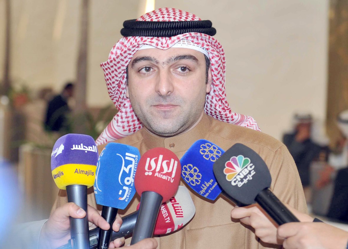 ياسر أبل متحدثاً إلى الصحافيين بعد اجتماع لجنة الأولويات