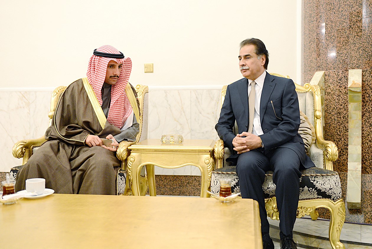 الغانم خلال اجتماعه مع رئيس مجلس الأمة الباكستاني