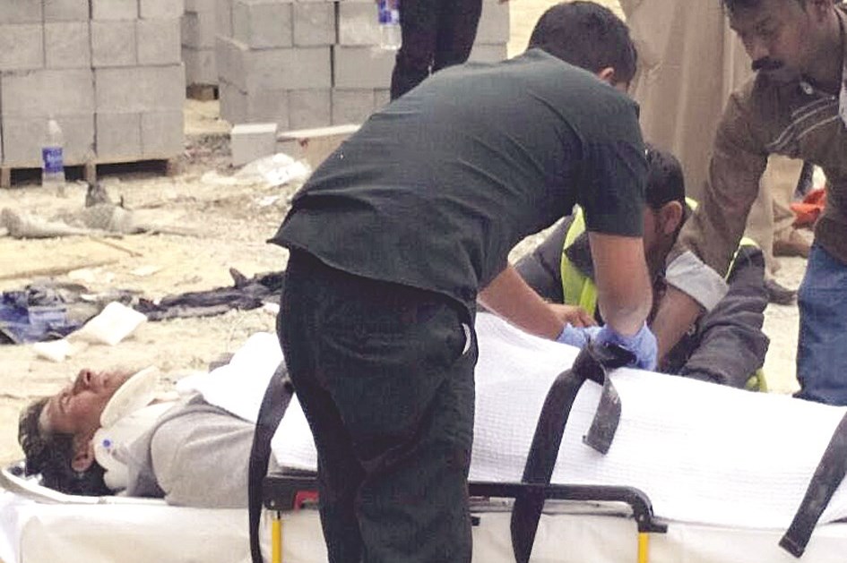 إسعاف أحد المصابين