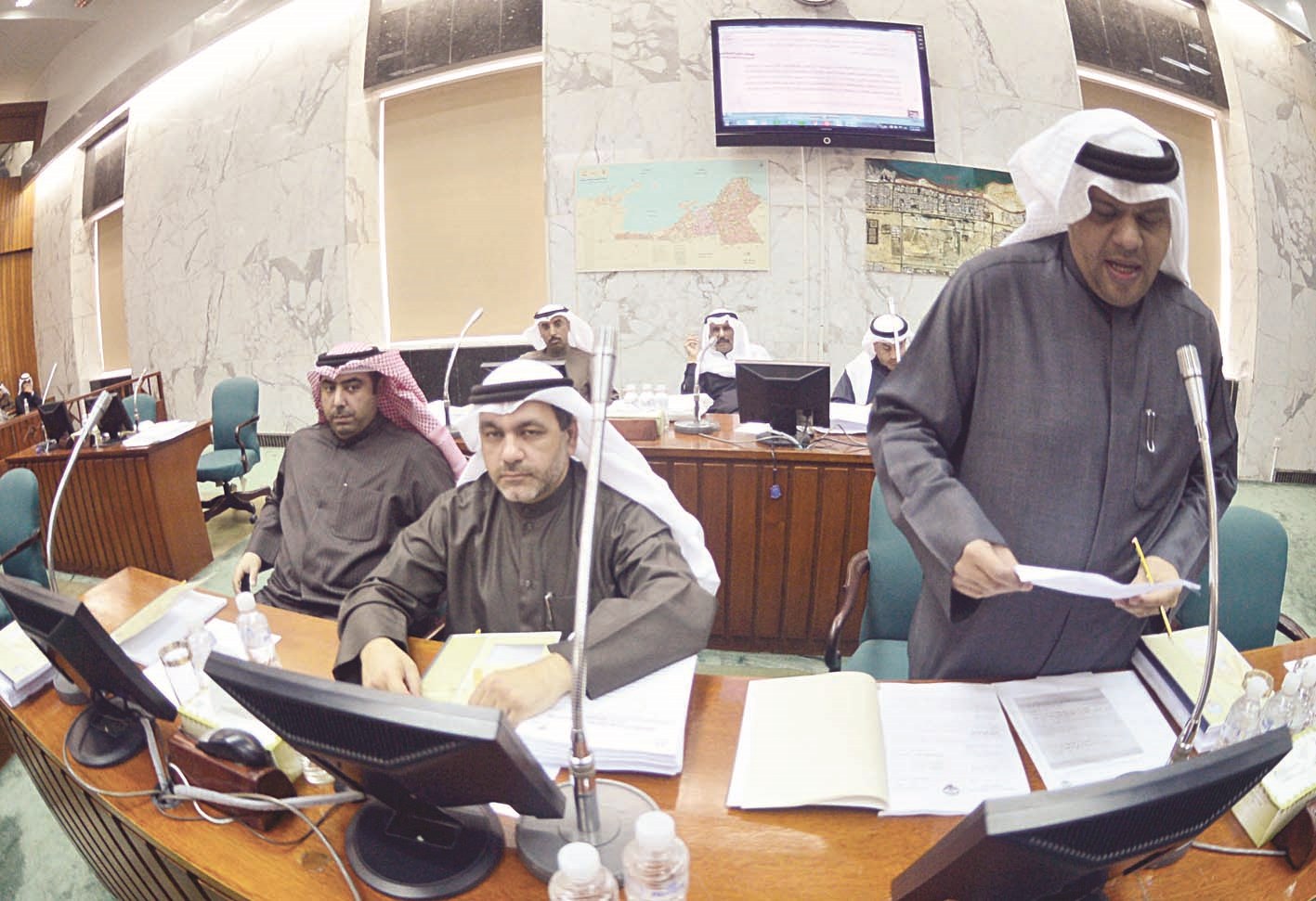 الصانع وكمال والعتيبي خلال الجلسة