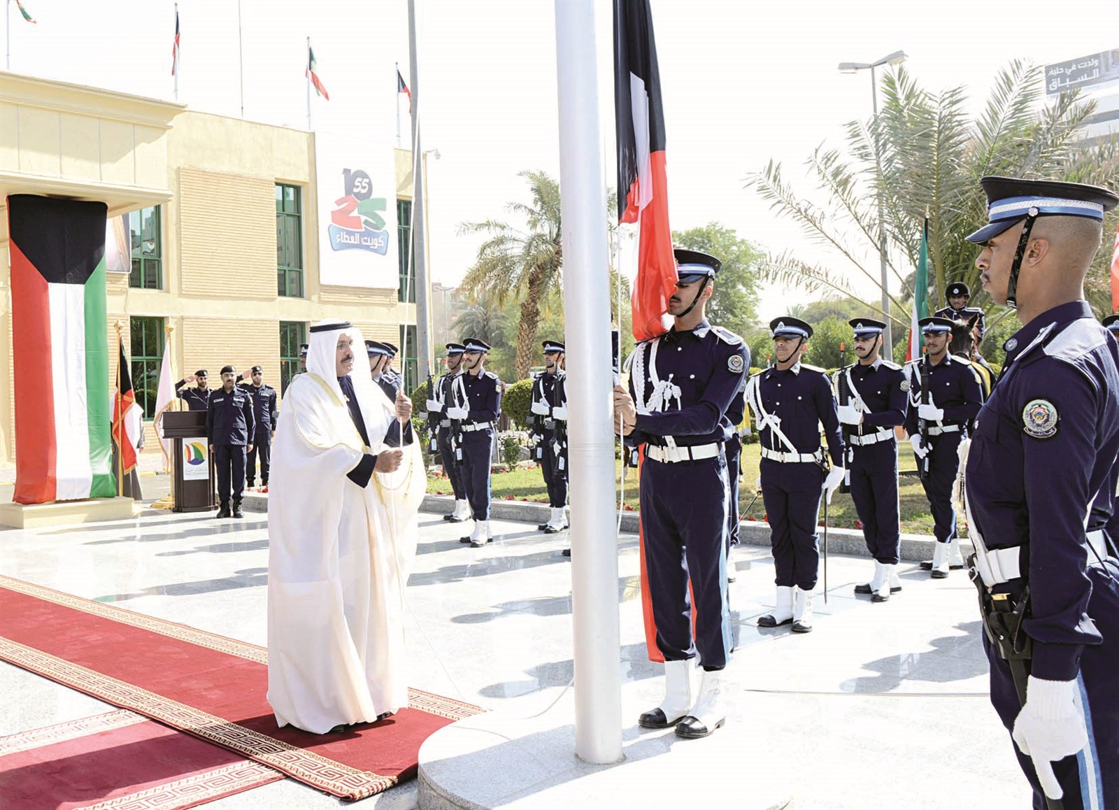 محافظ حولي خلال مراسم رفع العلم