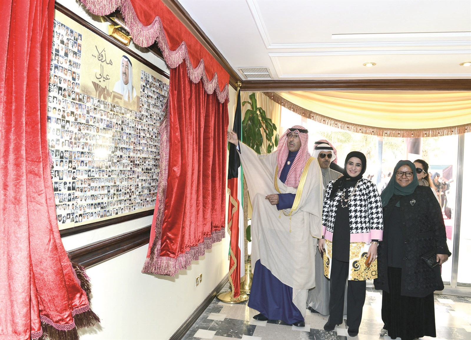 محافظ الأحمدي يزيح الستار عن جدارية «هذولا عيالي»