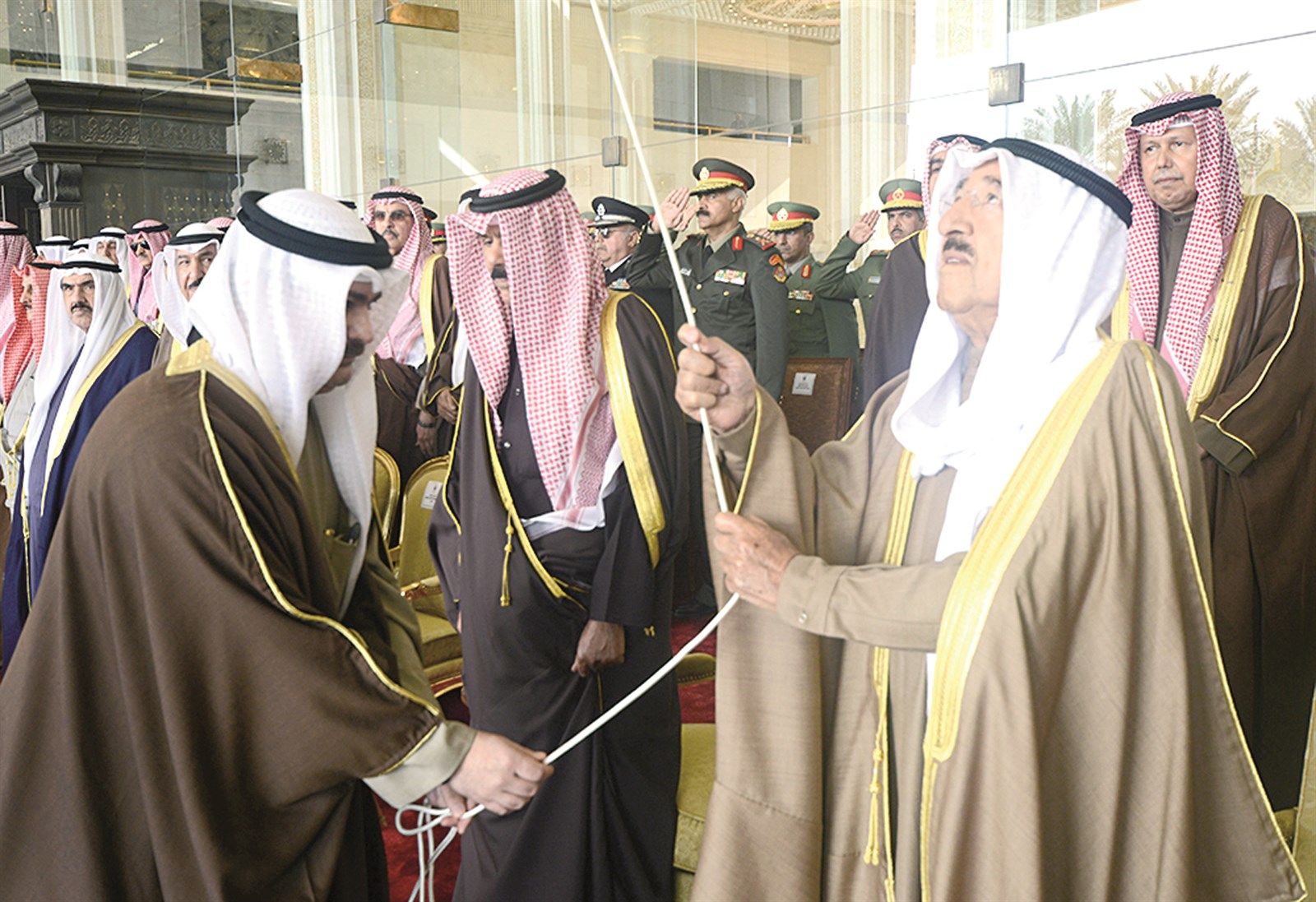 صاحب السمو يرفع العلم