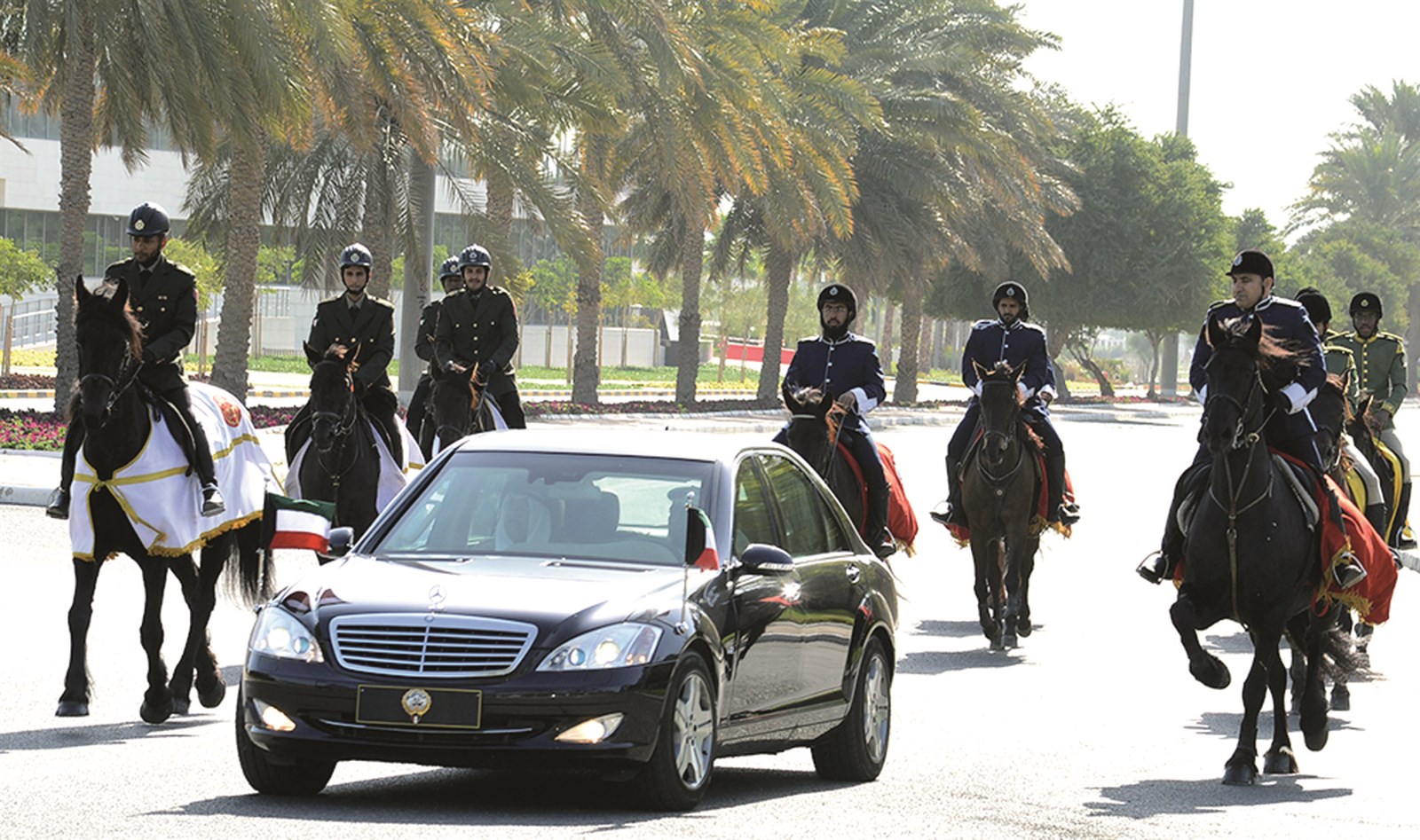 موكب سمو الأمير محاطا بالخيالة لدى وصوله إلى مكان الحفل