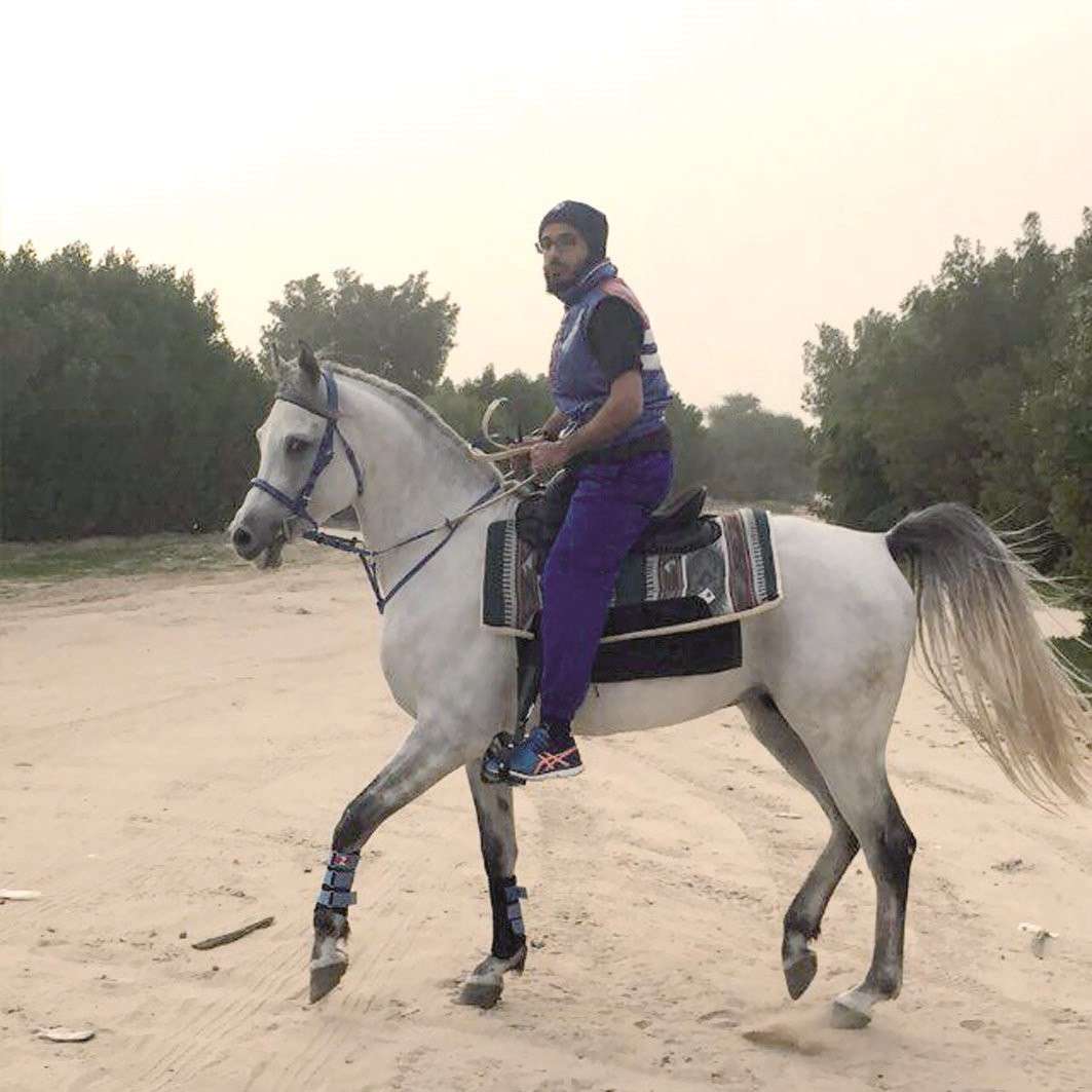 فوزي العودة يمارس هواية ركوب الخيل في الكويت