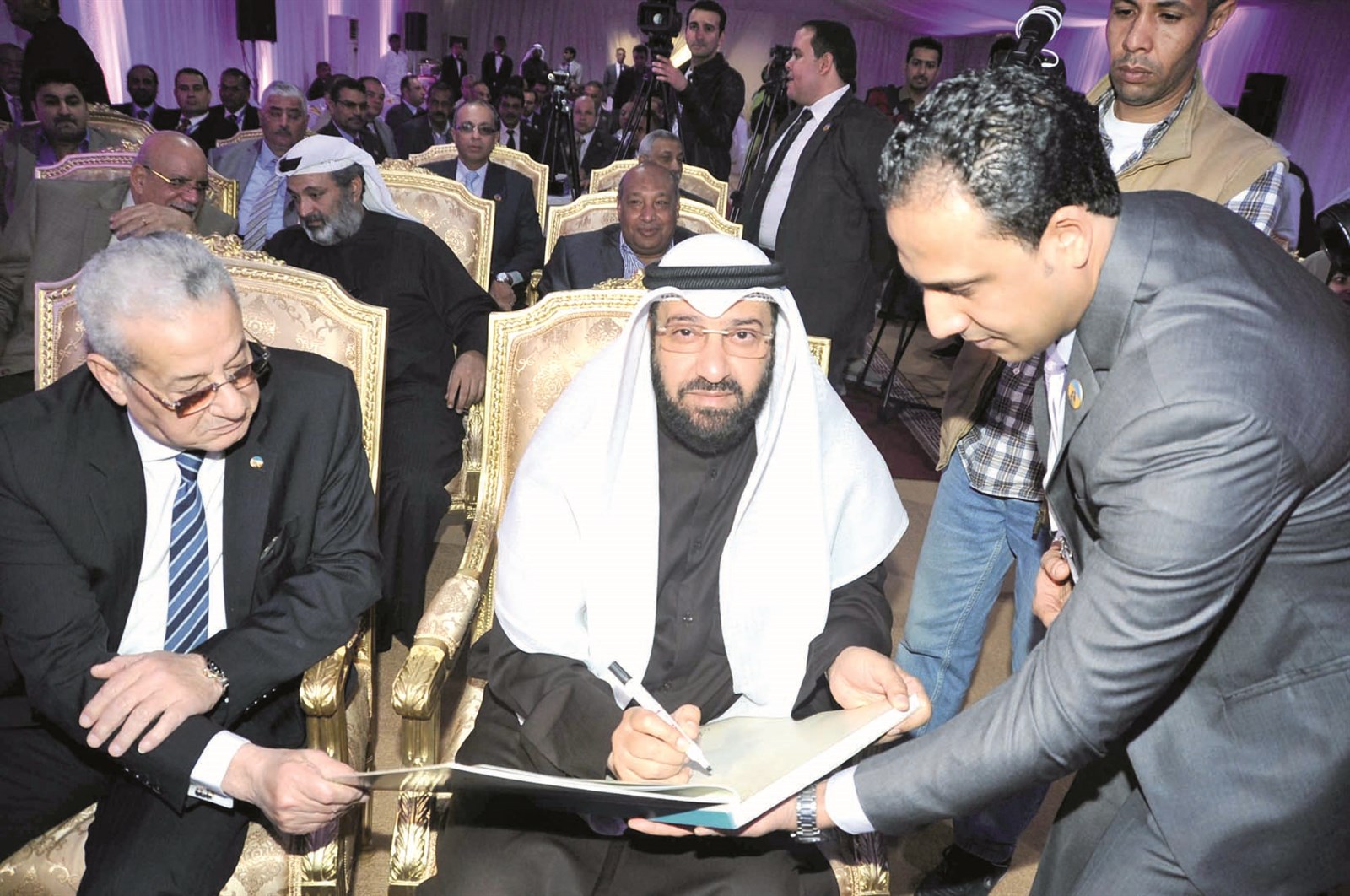 u0627u0644u0639u0645u064au0631 u064au062fu0648u0646 u0643u0644u0645u0629 u0641u064a u0633u062cu0644 u0627u0644u0632u064au0627u0631u0627u062a u0648u0628u062cu0627u0646u0628u0647 u0645u062du0645u062f u0635u0644u0627u062d