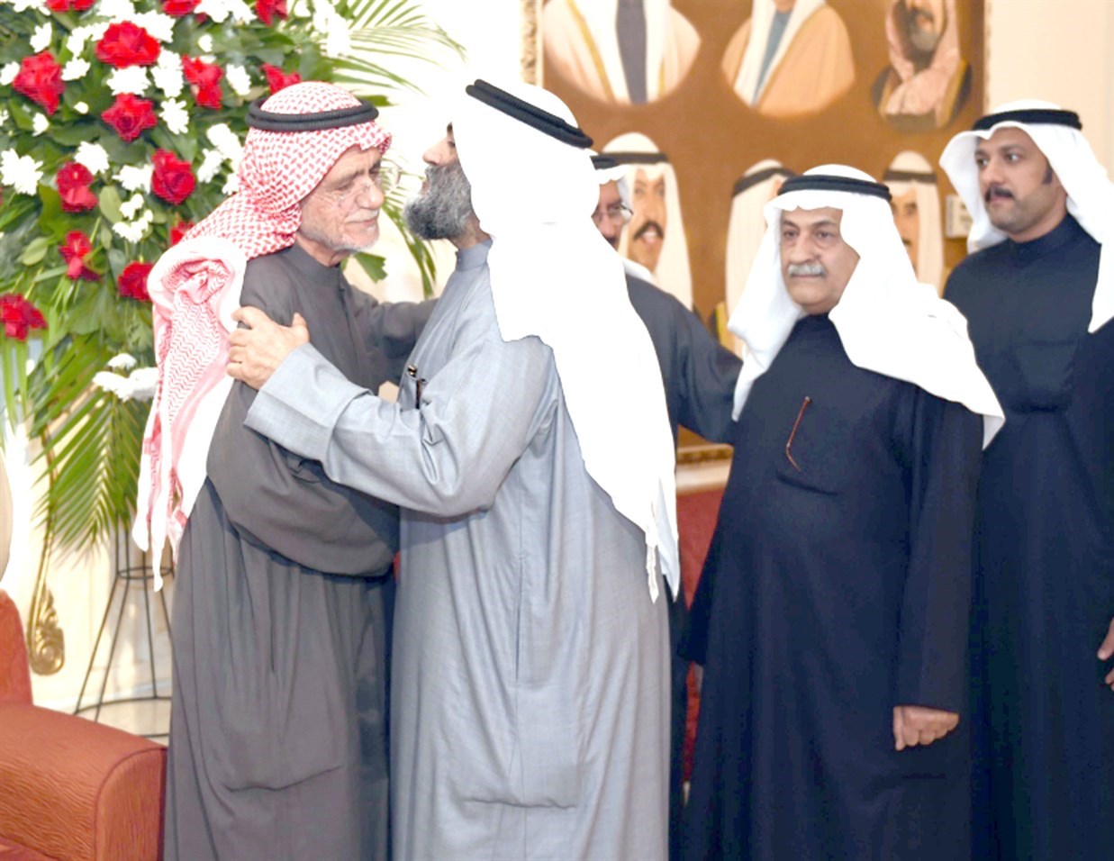 والد فايز مستقبلاً المهنئين          (تصوير جاسم بارون)