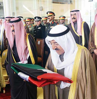 u0633u0645u0648 u0627u0644u0623u0645u064au0631 u064au062du0645u0644 u0627u0644u0639u0644u0645 u0628u064au062fu064au0647 u0648u0627u0644u0649 u062cu0627u0646u0628u0647 u0633u0645u0648 u0648u0644u064a u0627u0644u0639u0647u062f