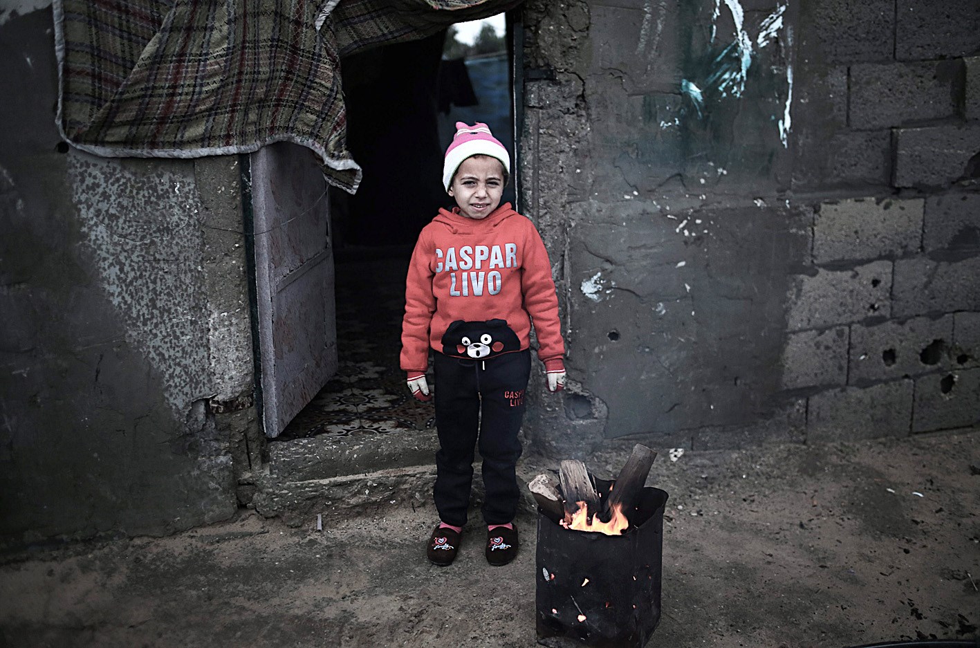 u0637u0641u0644u0629 u0641u0644u0633u0637u064au0646u064au0629 u062au062au062fu0641u0623 u0623u0645u0627u0645 u0627u0644u0646u0627u0631 u062eu0627u0631u062c u0645u0646u0632u0644u0647u0627 u0641u064a u063au0632u0629          ( u0627 u0628)