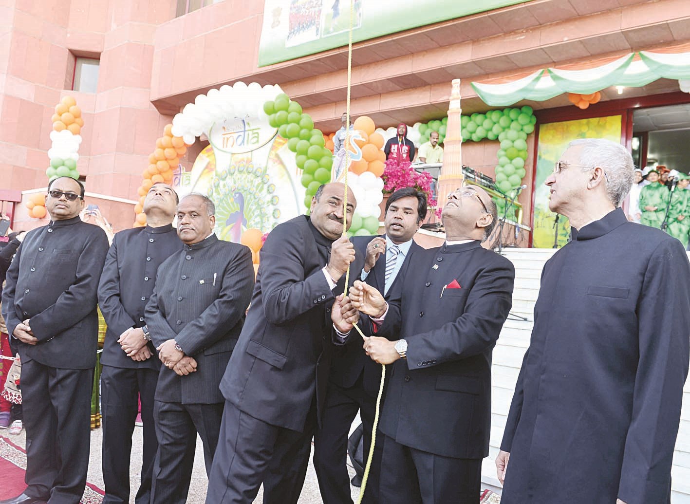 u0627u0644u0633u0641u064au0631 u0627u0644u0647u0646u062fu064a u062eu0644u0627u0644 u0631u0641u0639 u0639u0644u0645 u0628u0644u0627u062fu0647 u0641u0648u0642 u0645u0628u0646u0649 u0627u0644u0633u0641u0627u0631u0629 (u062au0635u0648u064au0631 u0645u0648u0633u0649 u0639u064au0627u0634)