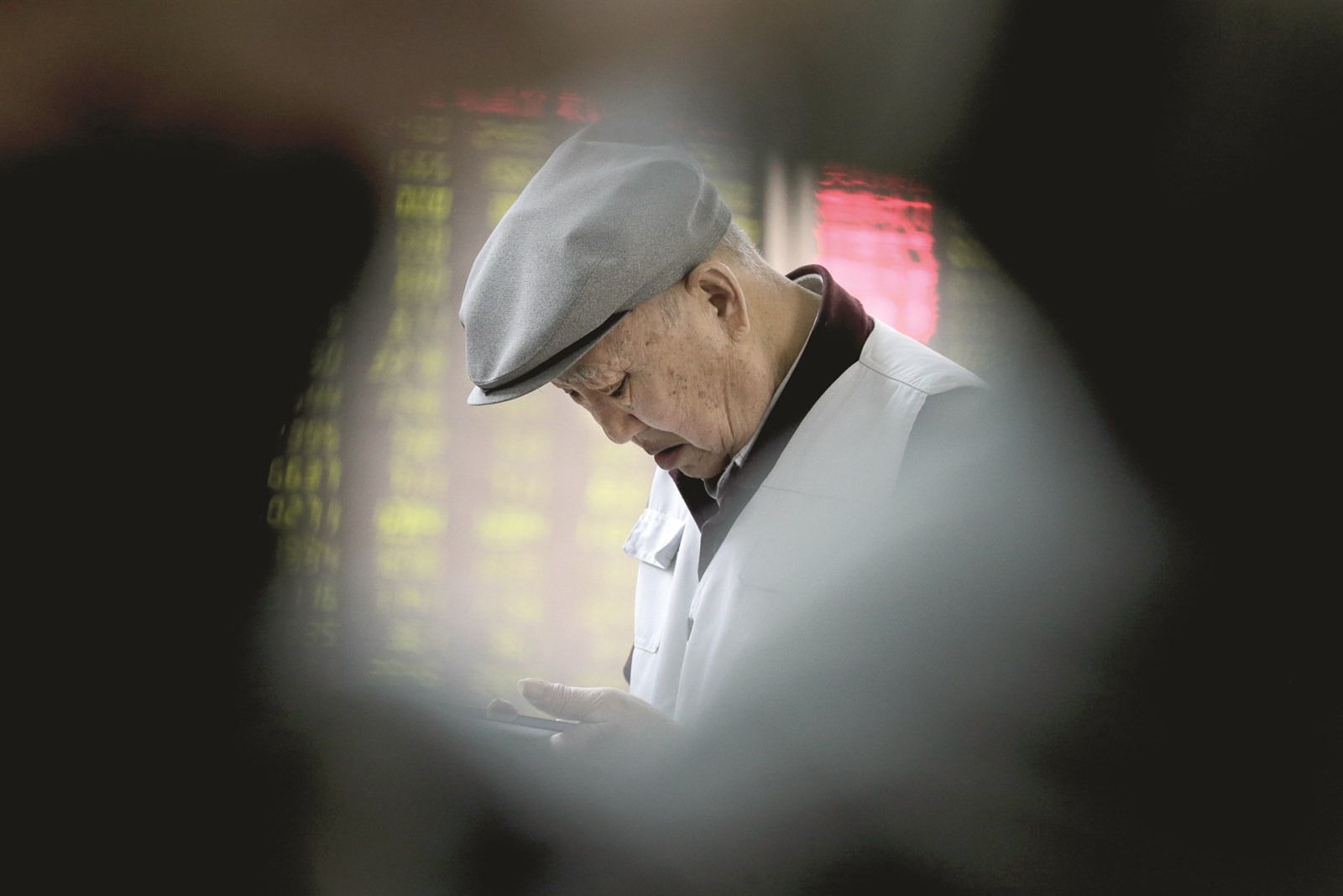 متداول في بورصة الصين...
حيث انطلقت شرارة تراجعات الأسهم عالمياً (أ ب)