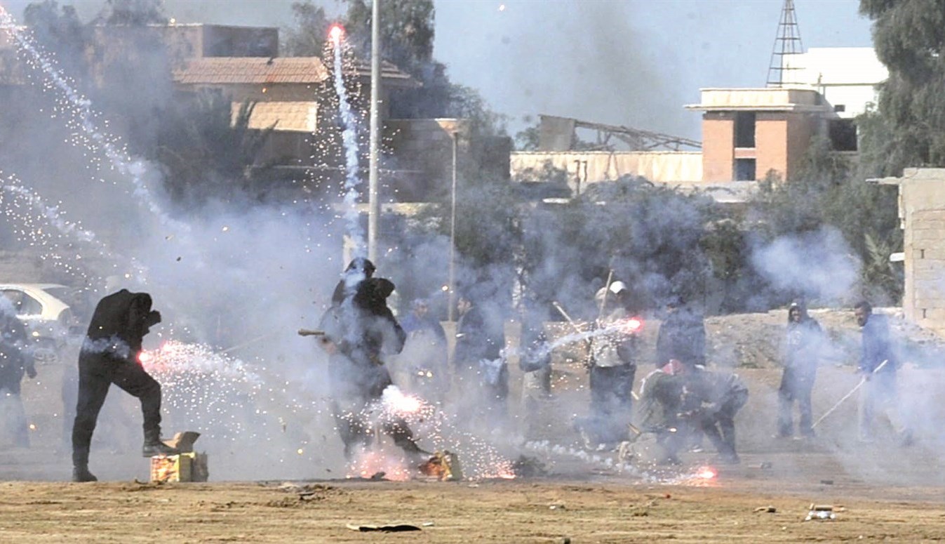 مفرقعات ودخان من مثيري الشغب لإعاقة رجال الأمن   (تصوير زكريا عطية)