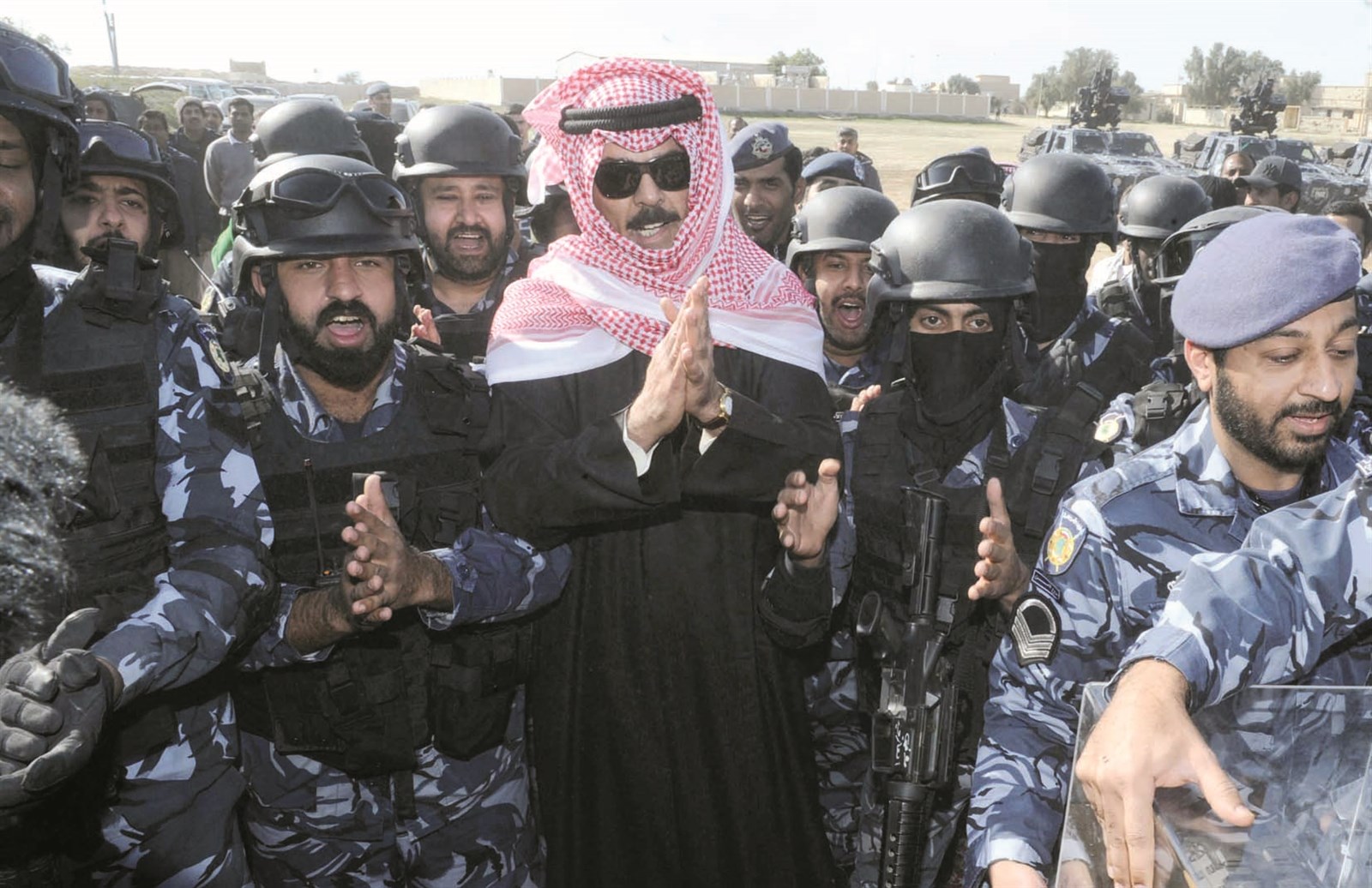 الخالد يشارك رجال القوات الخاصة غناء الشيلات الوطنية