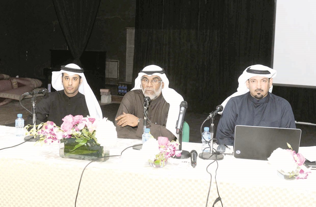 الدويش والشهاب والمطيري في المحاضرة (تصوير زكريا عطية)