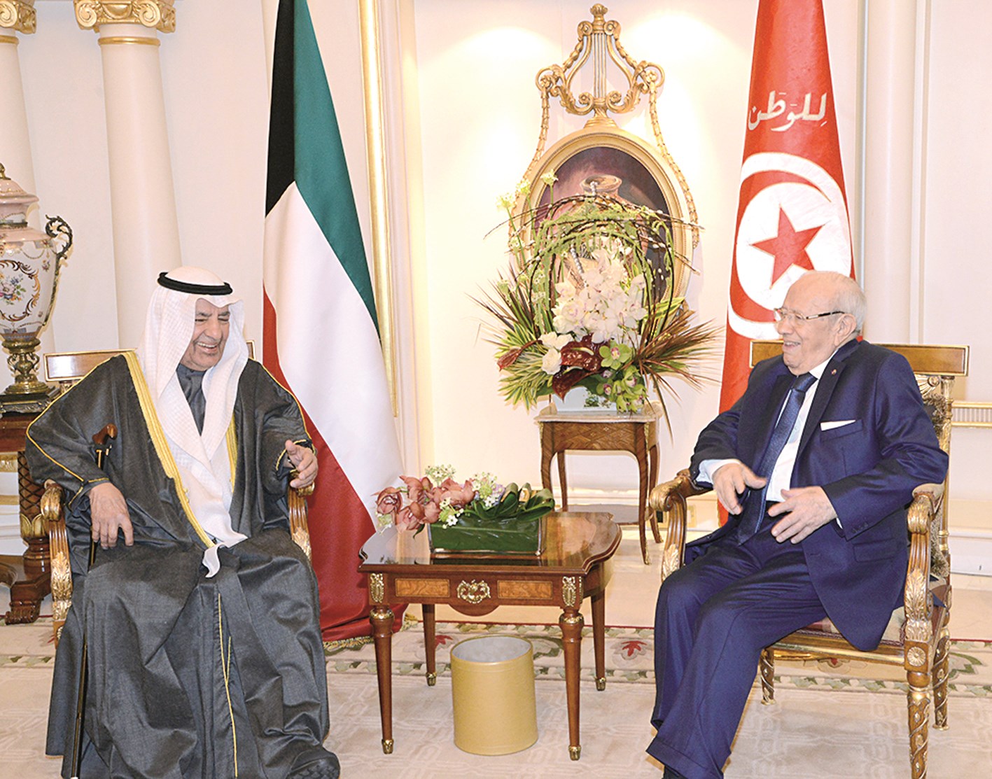 السبسي مستقبلا علي الغانم قبل مغادرته البلاد