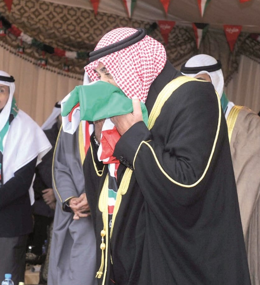 صباح الخالد يقبل العلم