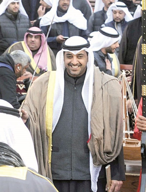 محمد العبدالله يؤدي العرضة