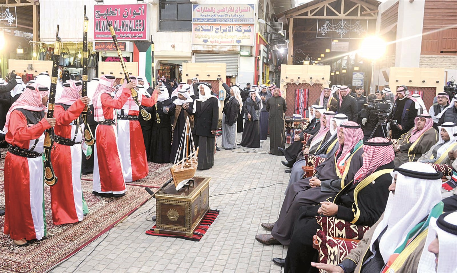 الفرقة البحرينية تقدم أهازيج شعبية في المباركية