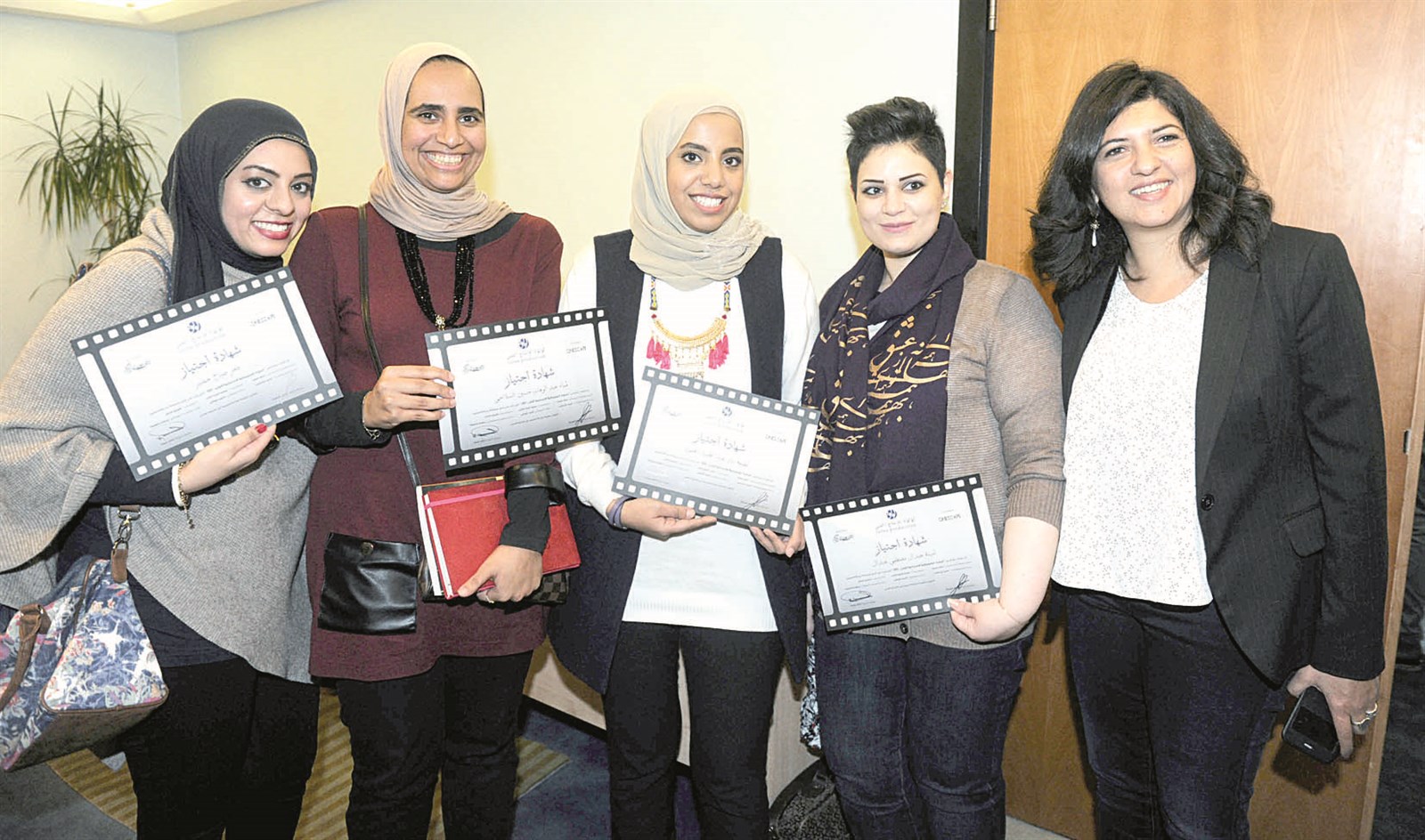 مُتدرّبات مع شهاداتهن