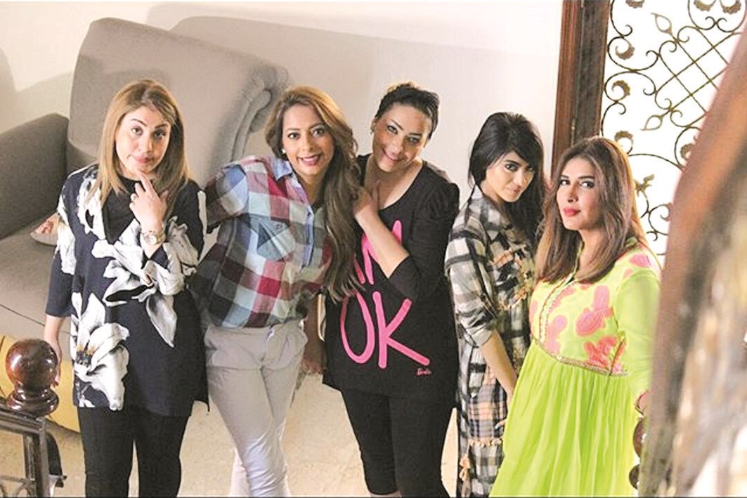 ريم ارحمة تتوسط فريق مسلسل «بين الجناين»