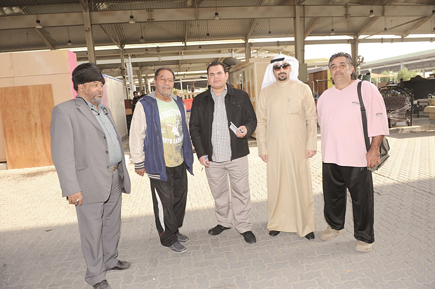 مستثمرو بسطات سوق الجمعة ومدير التفتيش فيصل العدواني مع الزميل باسم عبدالرحمن