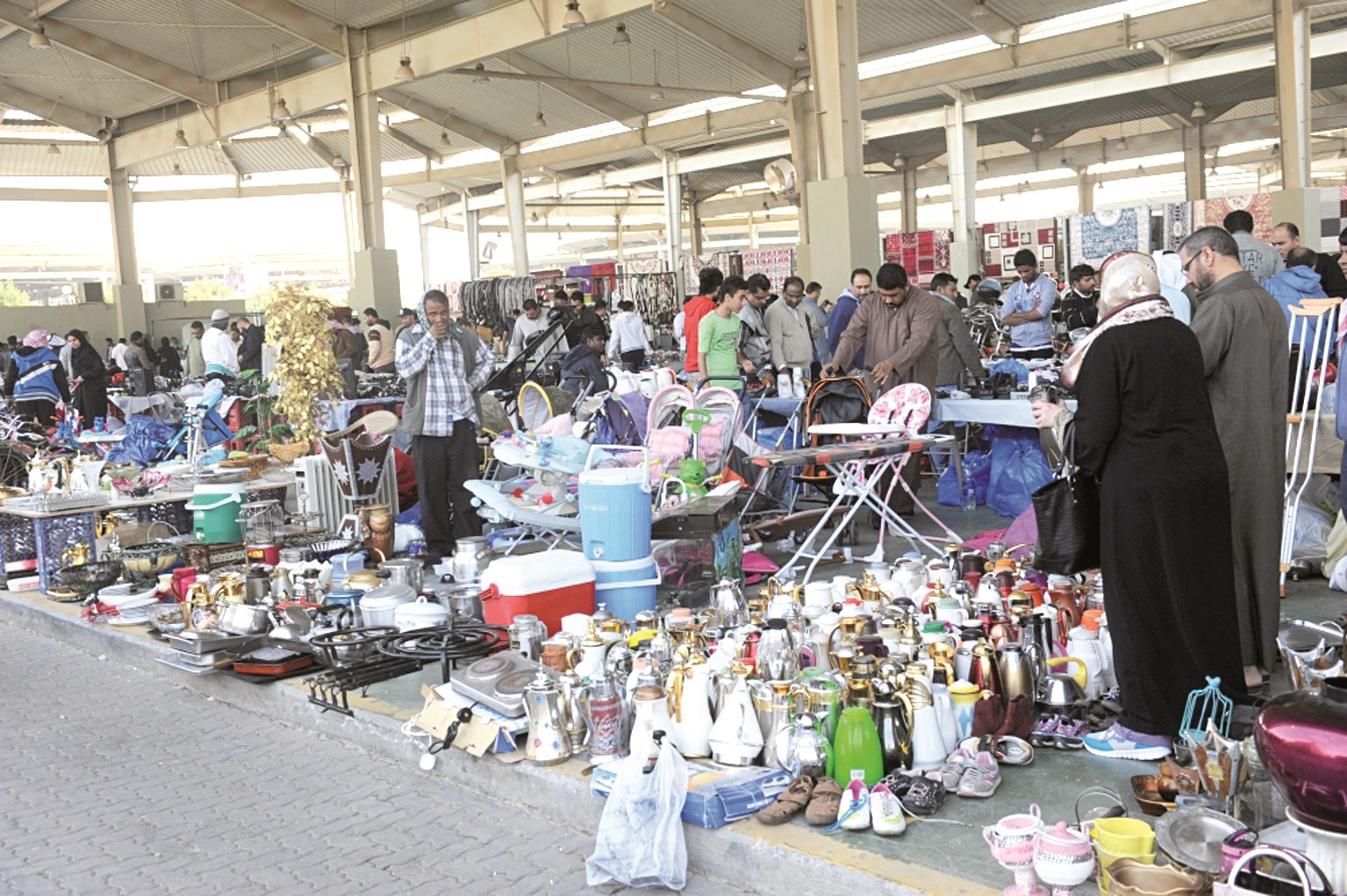 «سوق الفقراء» يلبي حاجات الجميع            (تصوير جلال معوض)