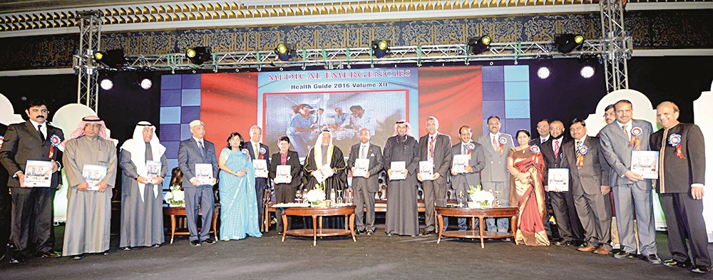 الجراح يتوسط المشاركين في المنتدى من الأطباء الهنود