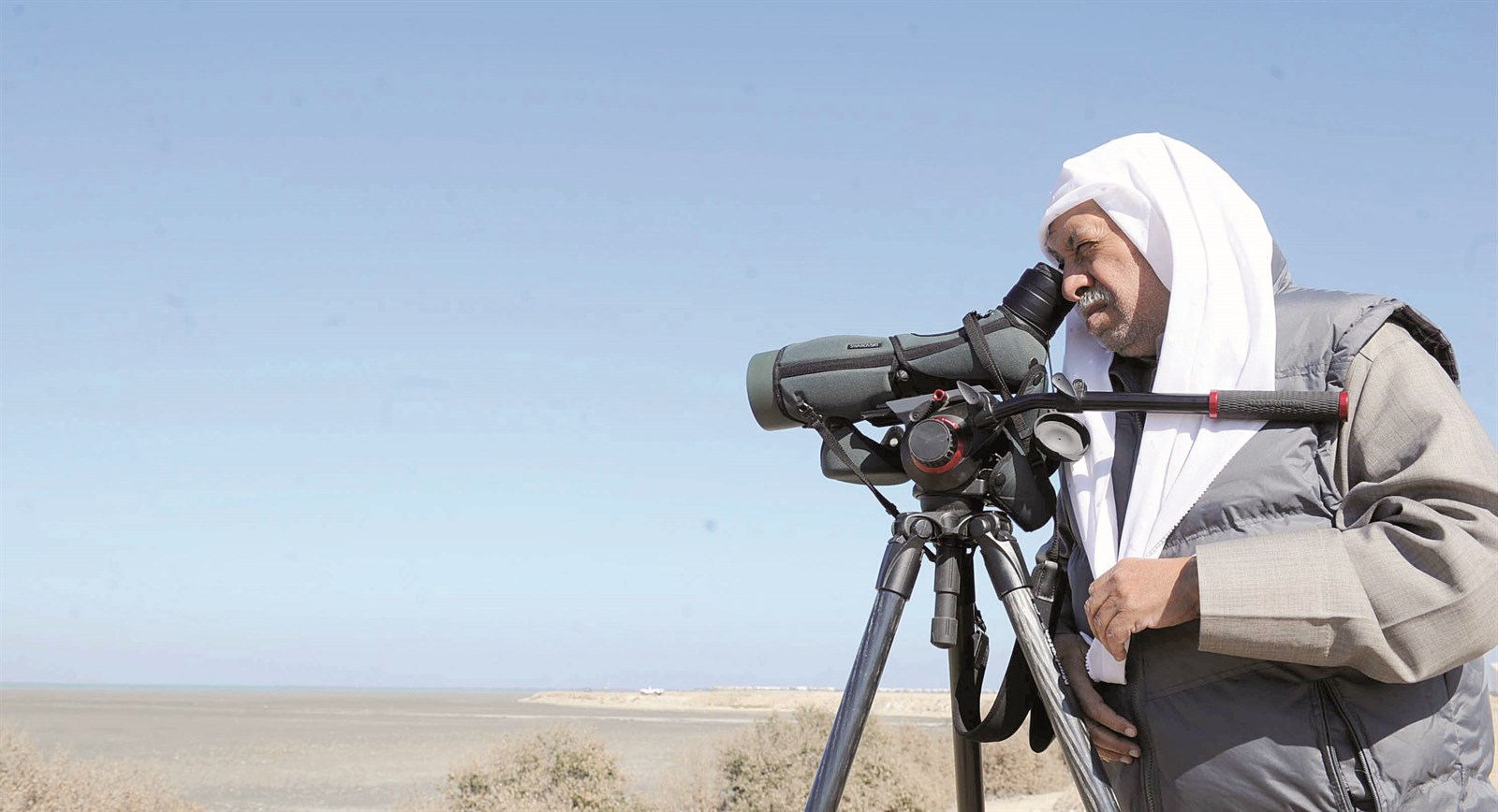 أحد المشاركين يتابع حركة الطيور عبر المنظار  (تصوير نايف العقلة)