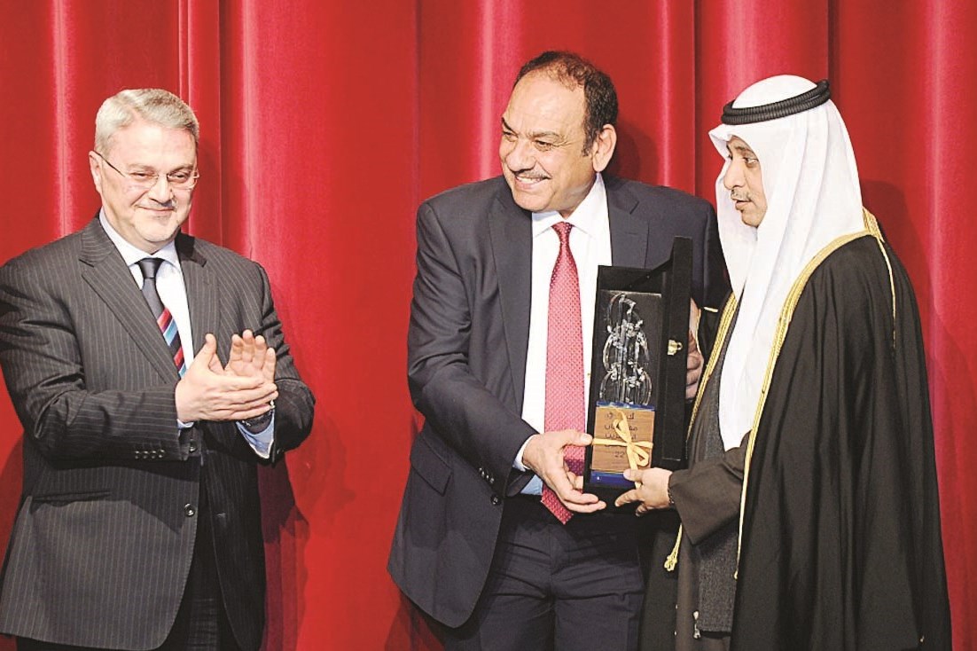 بدر الدويش وبحر العلوم وفؤاد ذنون ودروع التكريم