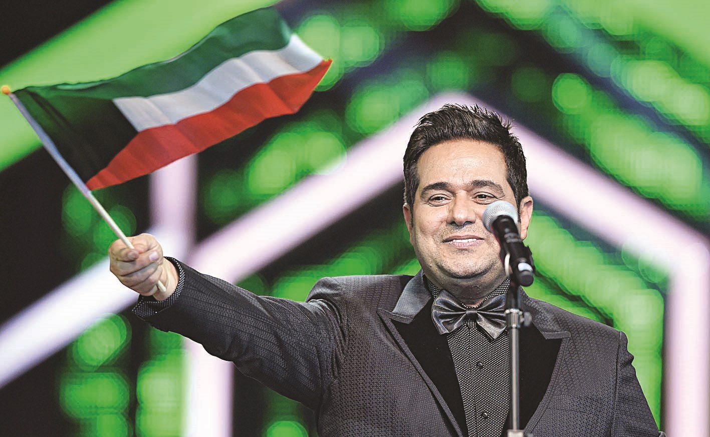 حاتم العراقي ملوحاً بعلم الكويت