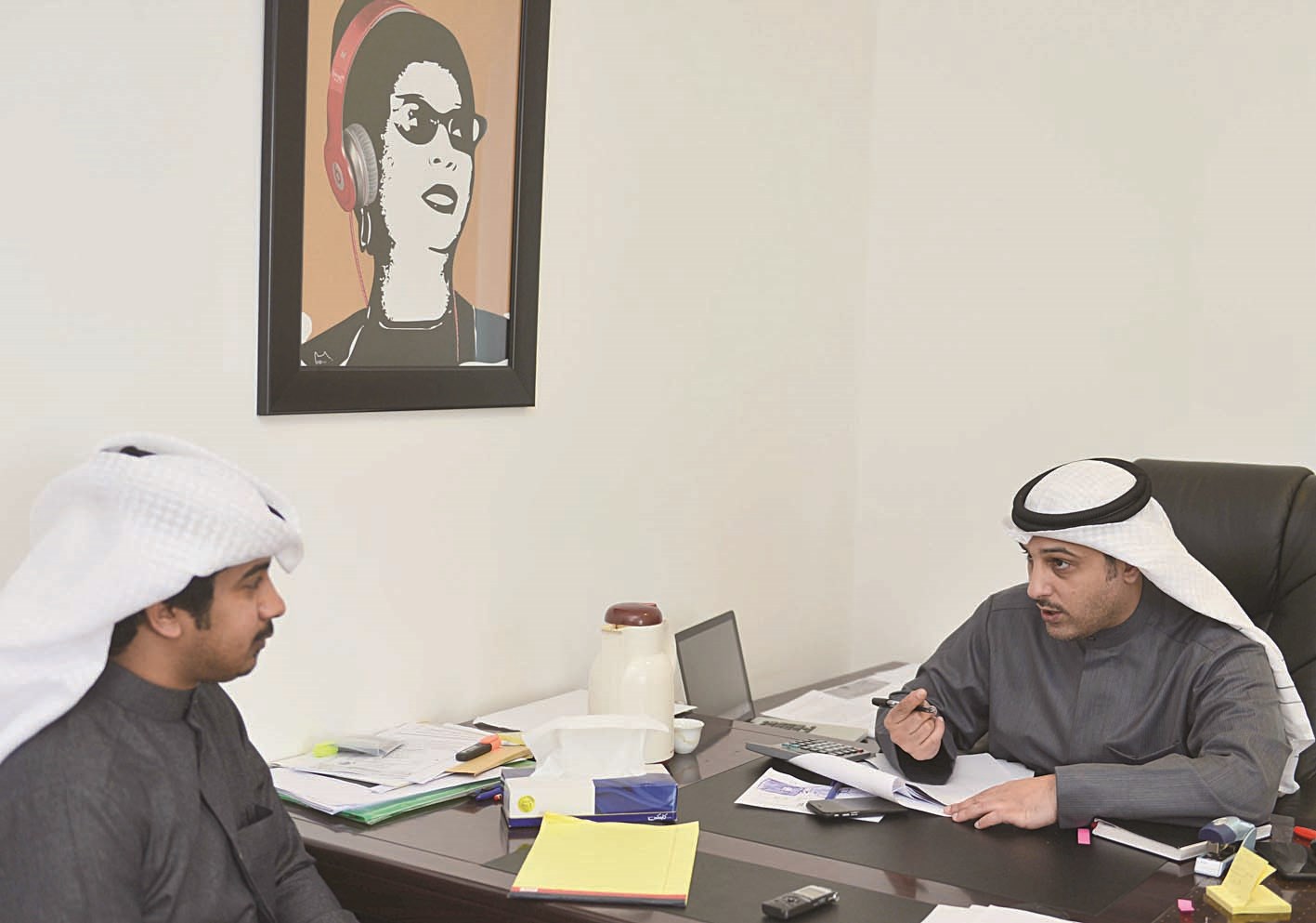 أحمد نبيل الفضل متحدثاً للزميل ناصر المحيسن (تصوير موسى عياش)