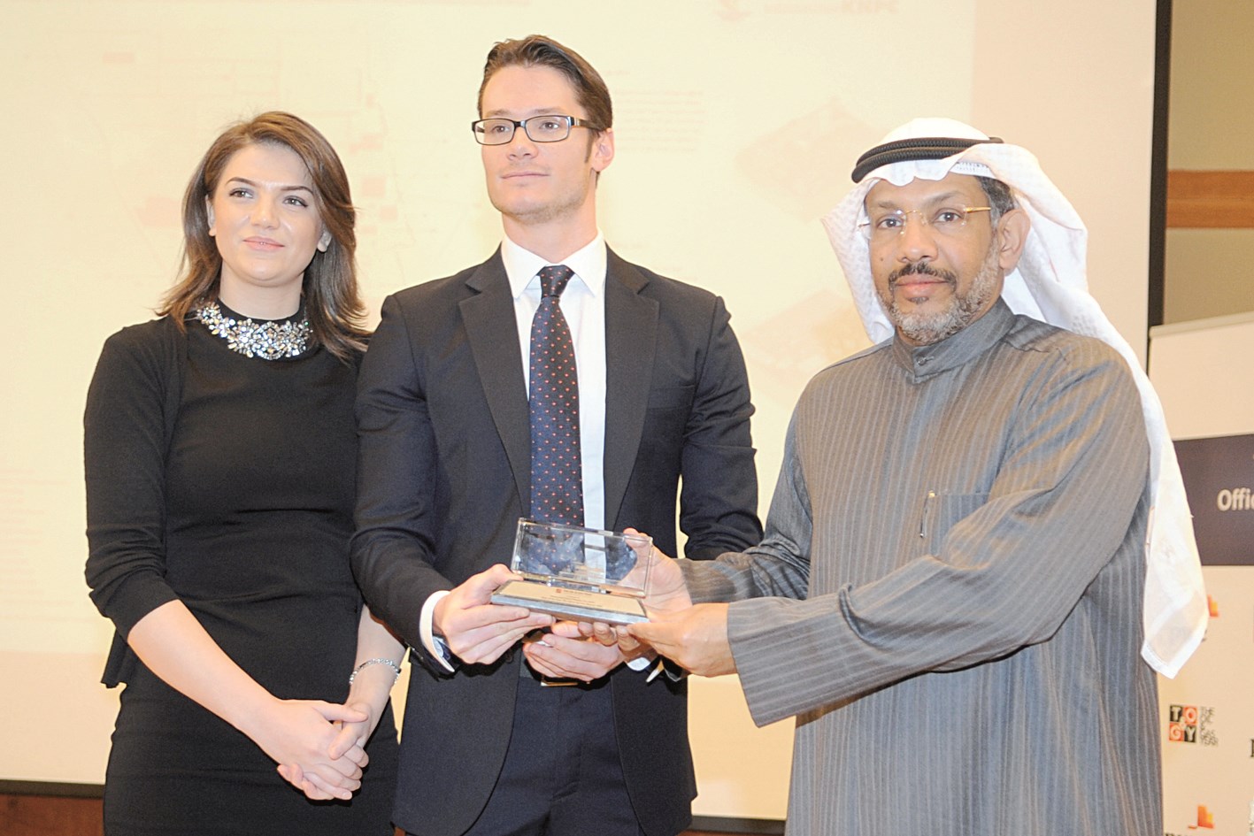 u0627u0644u0645u0637u064au0631u064a u0645u062au0633u0644u0645u0627u064b u062cu0627u0626u0632u0629 u00abu0631u062cu0644 u0627u0644u0639u0627u0645 u0627u0644u0646u0641u0637u064au00bb (u062au0635u0648u064au0631 u0643u0631u0645 u0630u064au0627u0628)