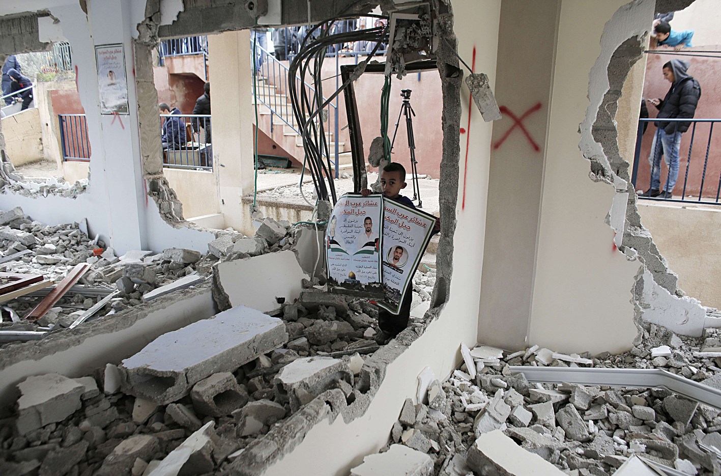 u0635u0628u064a u0641u0644u0633u0637u064au0646u064a u064au062du0645u0644 u0645u0644u0635u0642u0627u064b u0641u064au0647 u0635u0648u0631u0629 u0644u0645u0646u0641u0630 u0647u062cu0648u0645 u0636u062f u0625u0633u0631u0627u0626u064au0644u064au064au0646 u062fu0627u062eu0644 u0645u0646u0632u0644 u0647u062fu0645u0647 u062cu0646u0648u062f u0641u064a u0627u0644u0642u062fu0633     ( u0627 u0641 u0628)